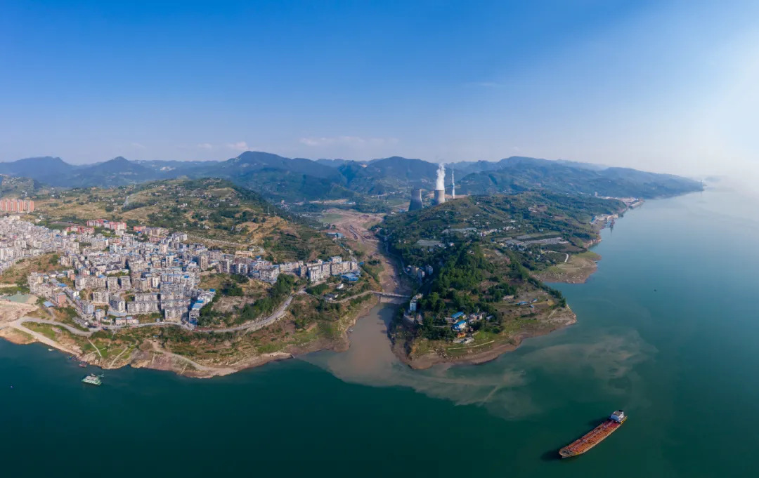 通江達海！徐工挖機助力萬州現代物流樞紐港建設