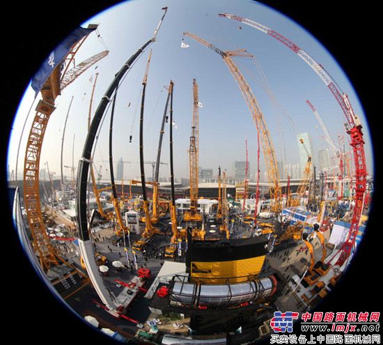 徐工集團上海寶馬展彰顯世界級風采